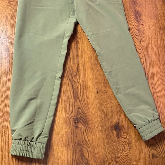 🌷 Asics 🌷 NWT M Woven Jogger Olive Green - Picture 3 of 10